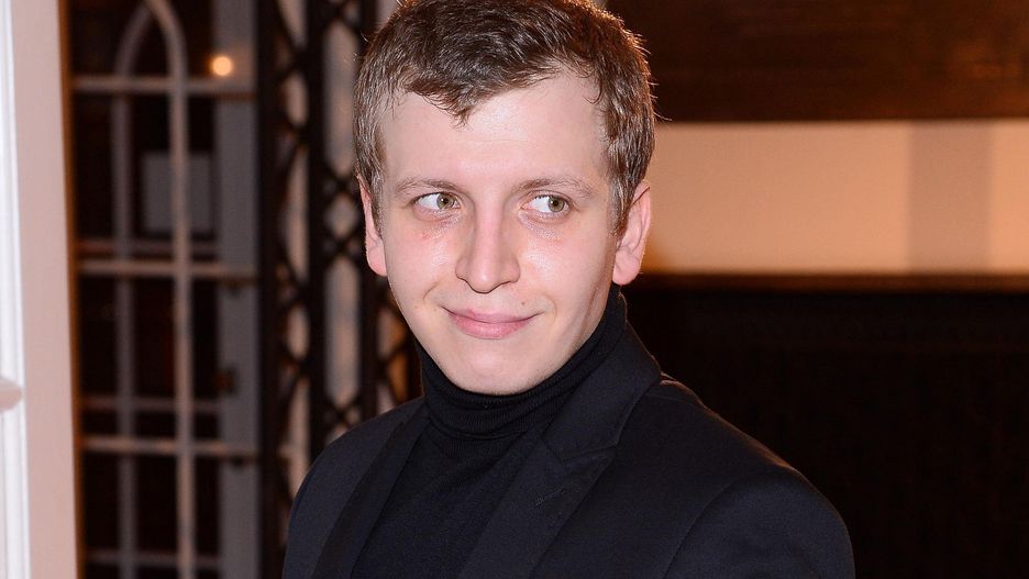 Maciej Musiałowski grilluje na świeżym powietrzu