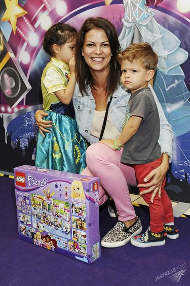 Alżbieta Lenska z dziećmi na zakupach w Smyku w Blue City