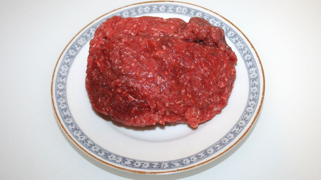 Surowe mrożone mięso mielone z wołowiny