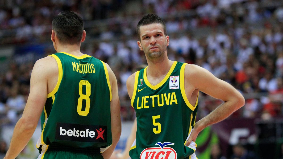 Newspix / ARTUR PODLEWSKI / 058sport.pl / Na zdjęciu: Jonas Maciulis i Mantas Kalnietis