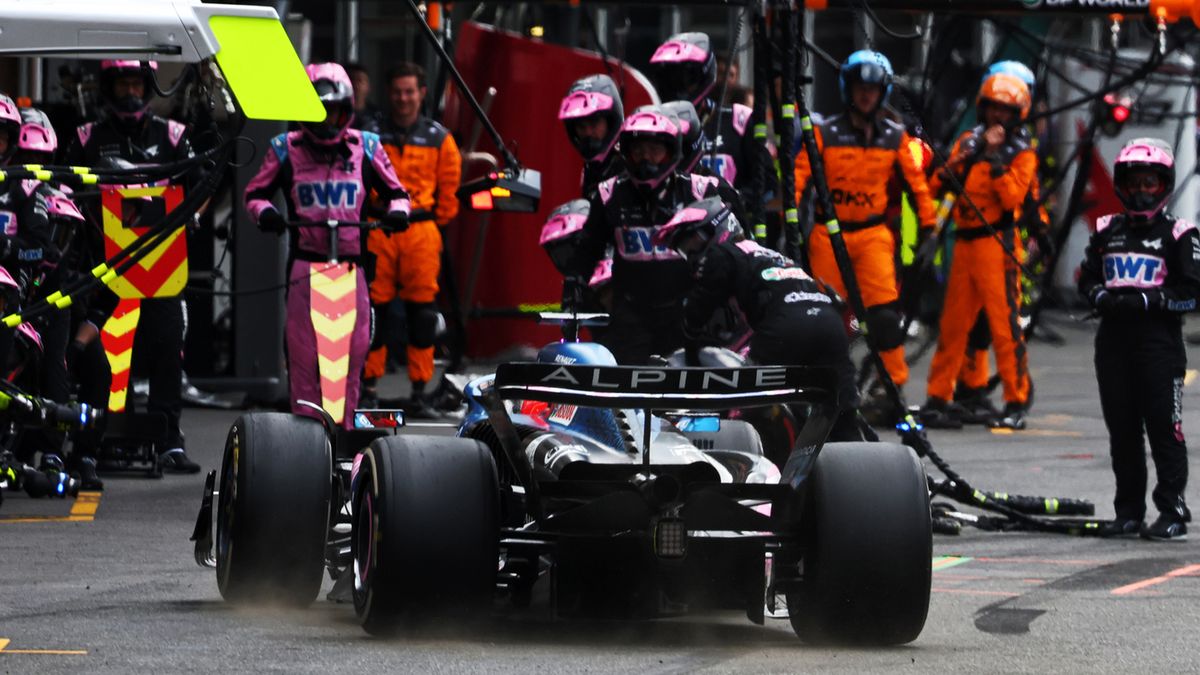 Materiały prasowe / Alpine / Na zdjęciu: bolid Alpine w alei serwisowej