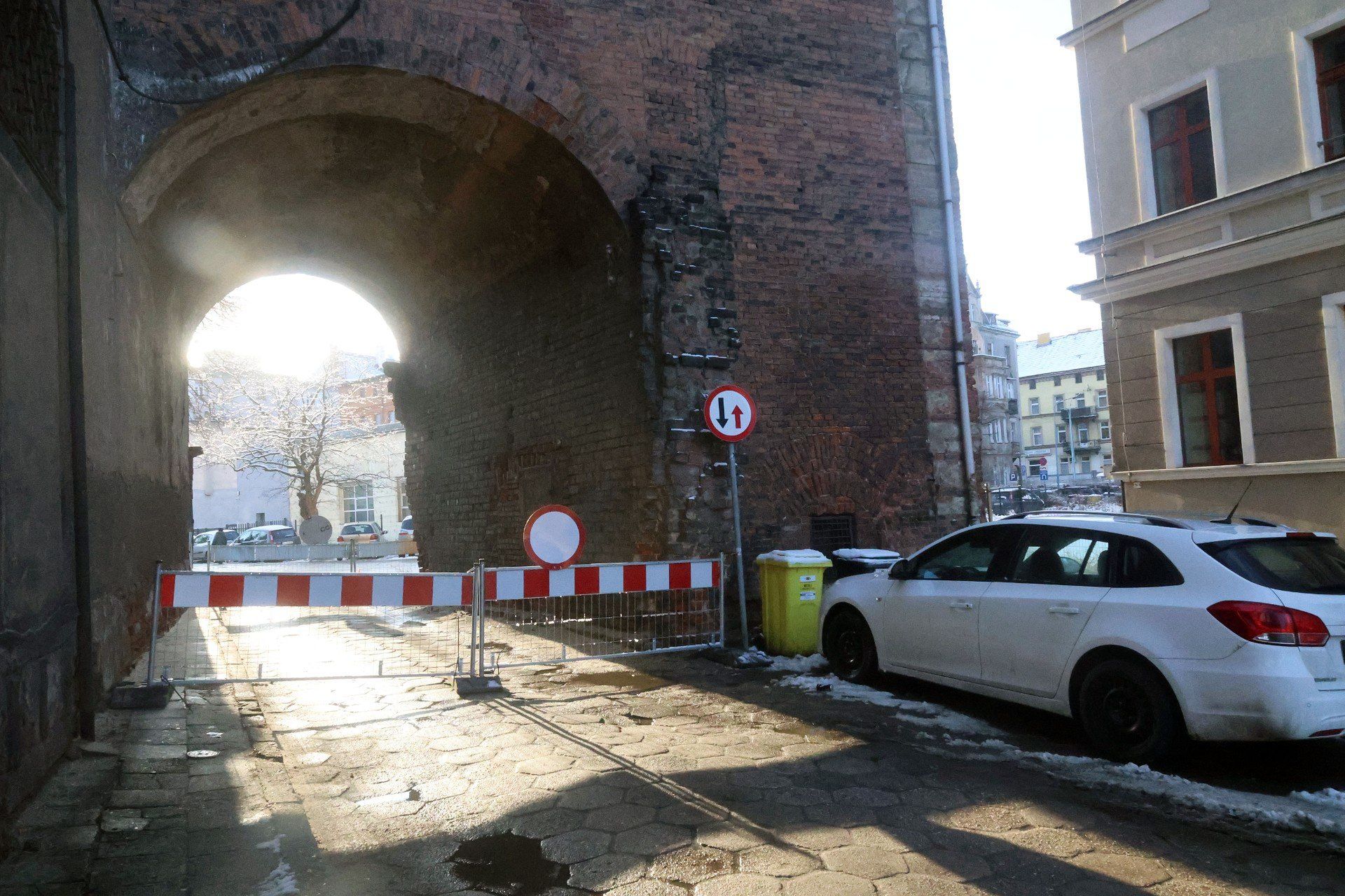 Parafia św. Jana Chrzciciela na renowację i zabezpieczenie budynku bramnego przy ul. Murarskiej, ważnego dla komunikacji w śródmieściu  otrzymała 886 397, 22 zł dotacji
