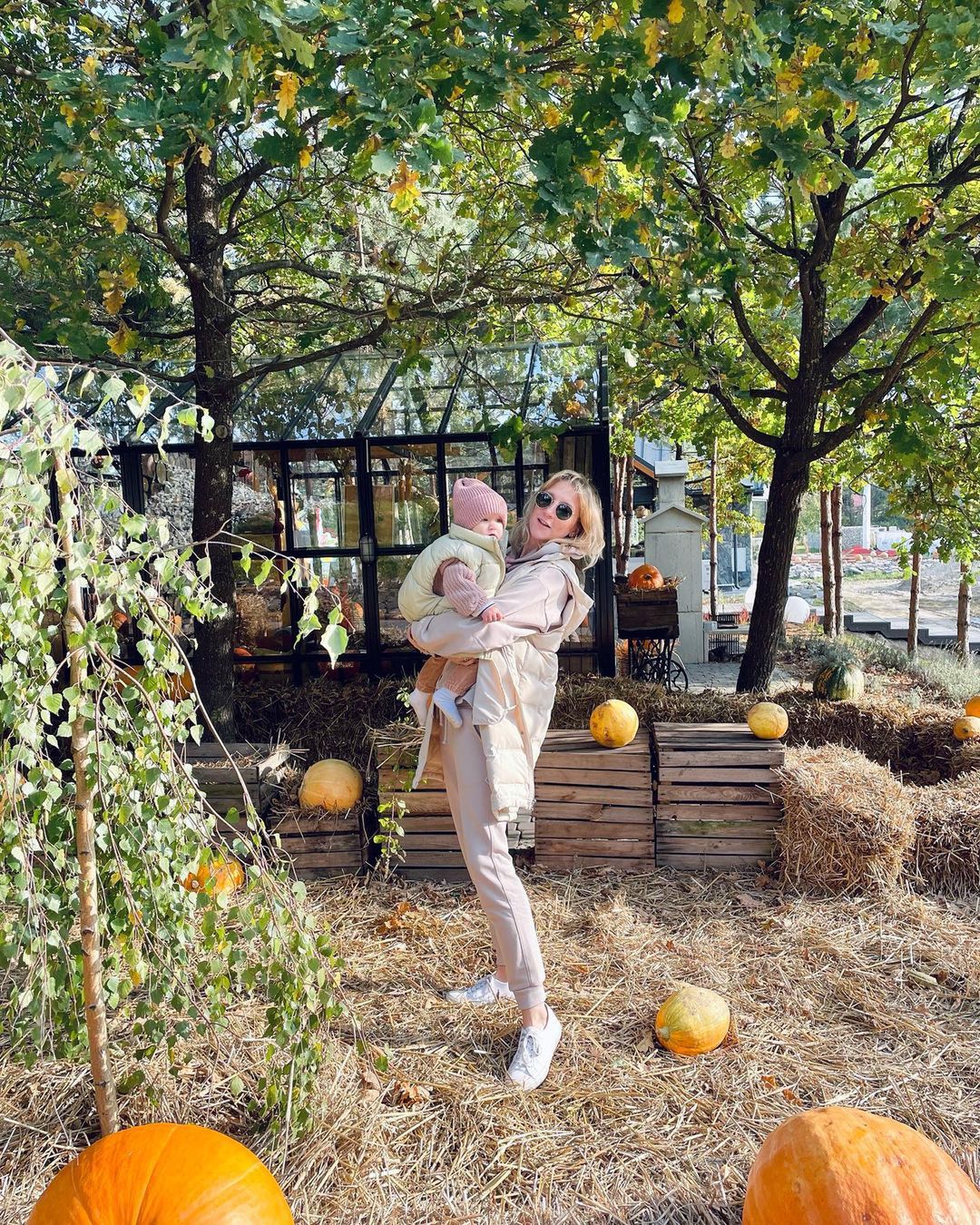 Lara Gessler z córką Neną na jesiennych zdjęciach