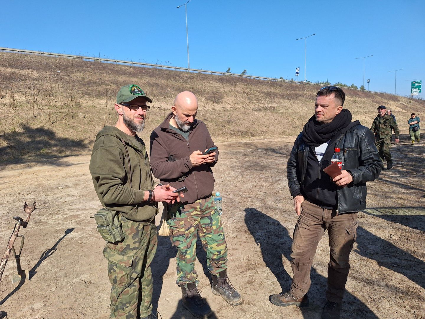 Patryk Budziński, prezes Grudziądzkiego Stowarzyszenia Twierdza z prowadzącymi program &#34;Poszukiwacze historii&#34;: Marcinem Leśniewskim i Marcinem Wilkiem
