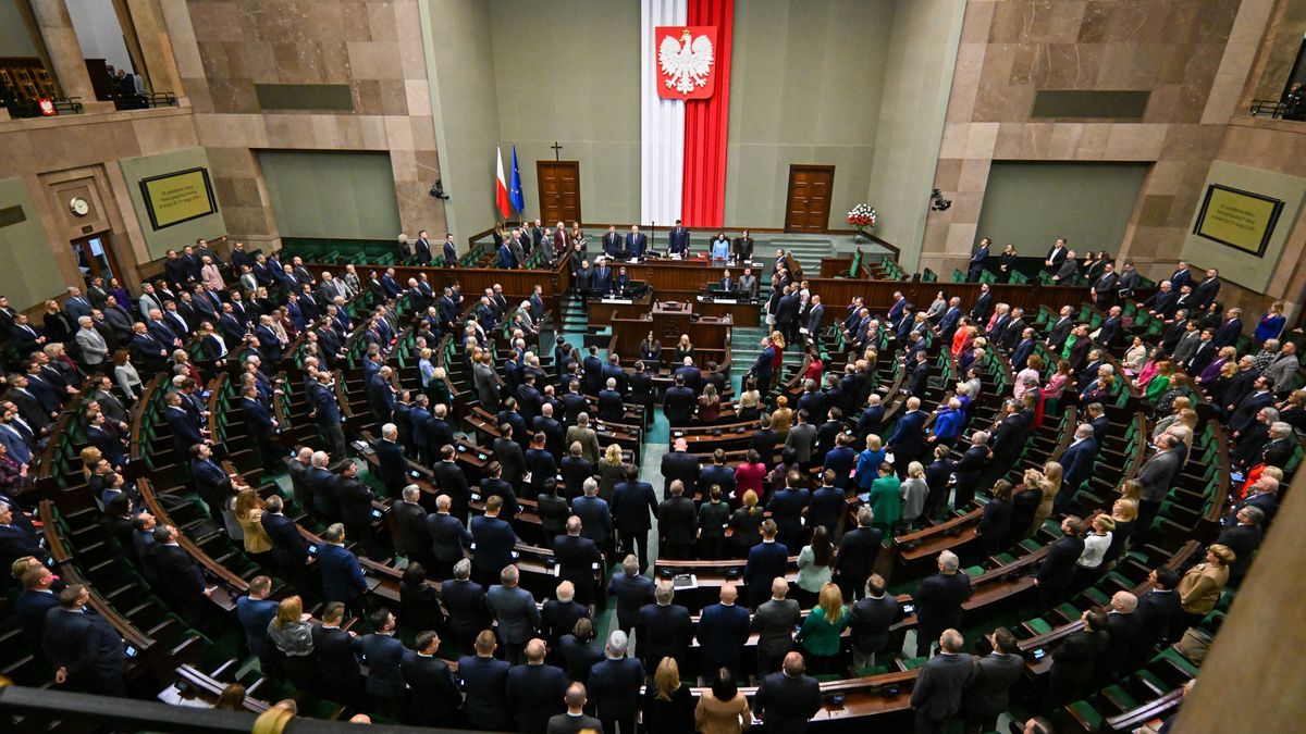 Warszawa, 20.02.2025. Posłowie na sali plenarnej Sejmu w pierwszym dniu posiedzenia izby w Warszawie, 20 bm. Posłowie rozpatrzą m.in. projekt nowelizacji ustawy o udzielaniu cudzoziemcom ochrony na terytorium RP. (amb) PAP/Radek Pietruszka