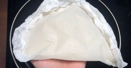 Kładę na papier do pieczenia i zawijam jak pieroga. Po 10 minutach mam pyszny obiad
