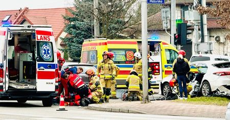 Koszmarny wypadek pod Warszawą. Cztery osoby w szpitalu, w tym dziecko