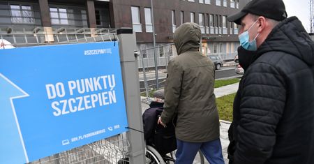 Szczepienia COVID-19. Punkt z Gdańska nadal pojawia się i znika. NFZ: omyłkowo znalazł się na liście dwa razy