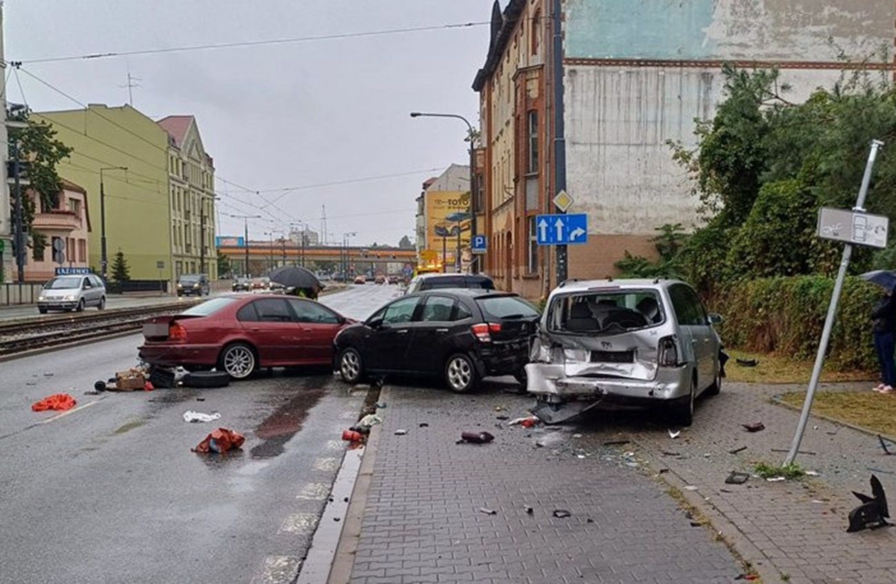 BMW wpadło w poślizg. Uderzyło w trzy auta i pieszego