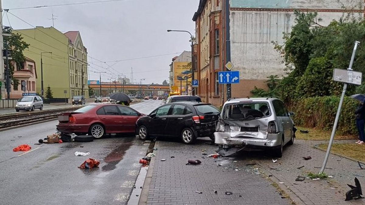 Cztery pojazdy zderzyły się w Bydgoszczy. Ranny został również przechodzący obok pieszy  