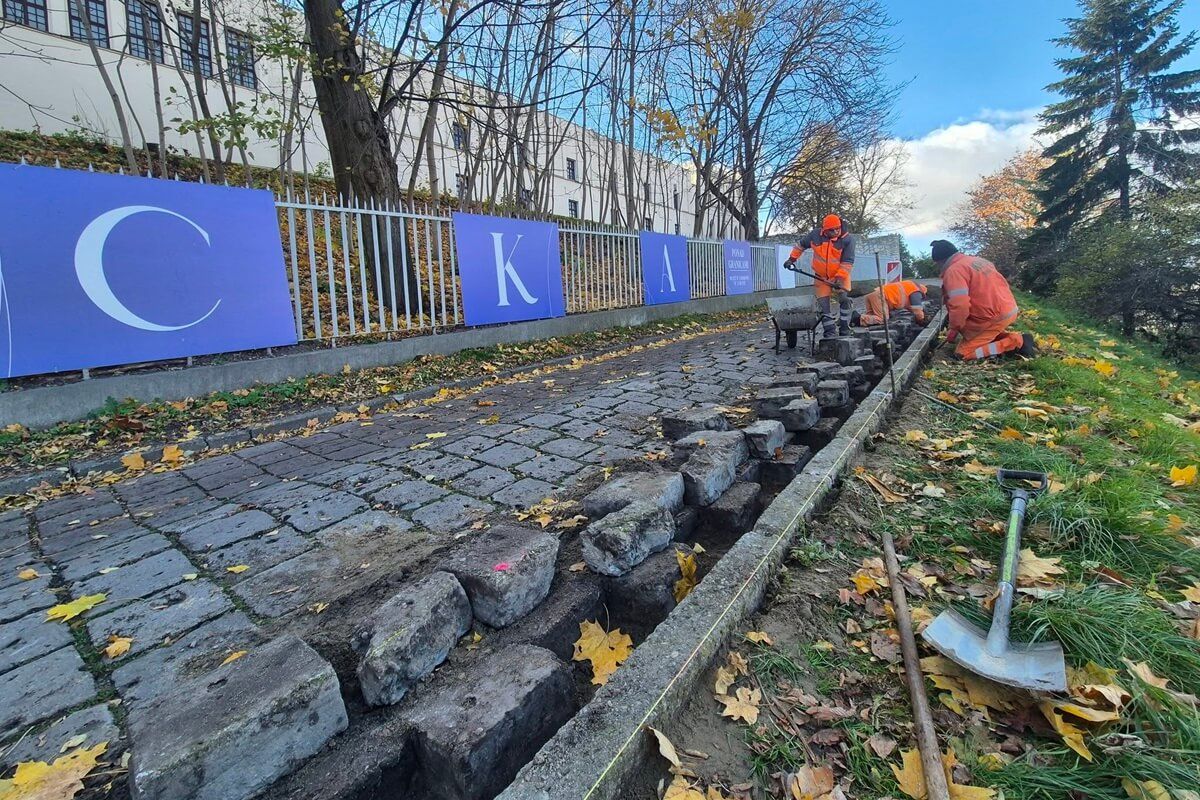 Ruszyła naprawa nawierzchni ulicy prowadzącej do Muzeum Narodowego na Zamku. Drogowcy ułożą betonowy asfalt