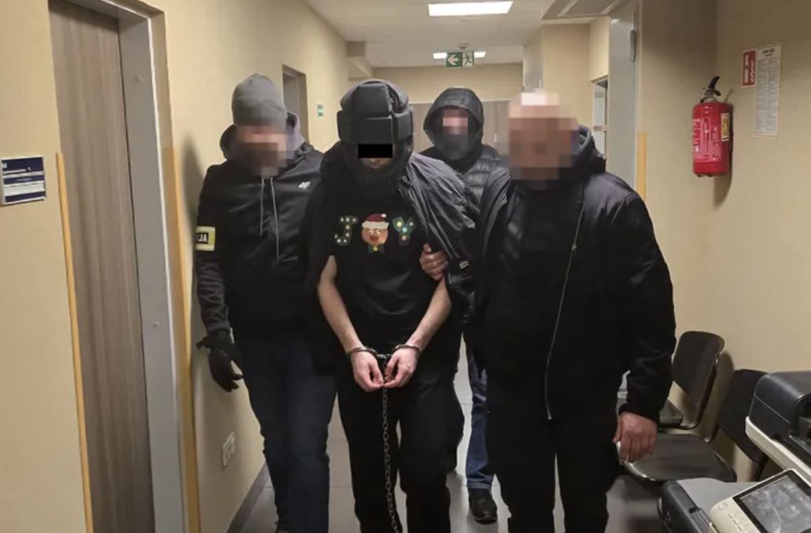 Podejrzany 23-latek prowadzony przez policjantów