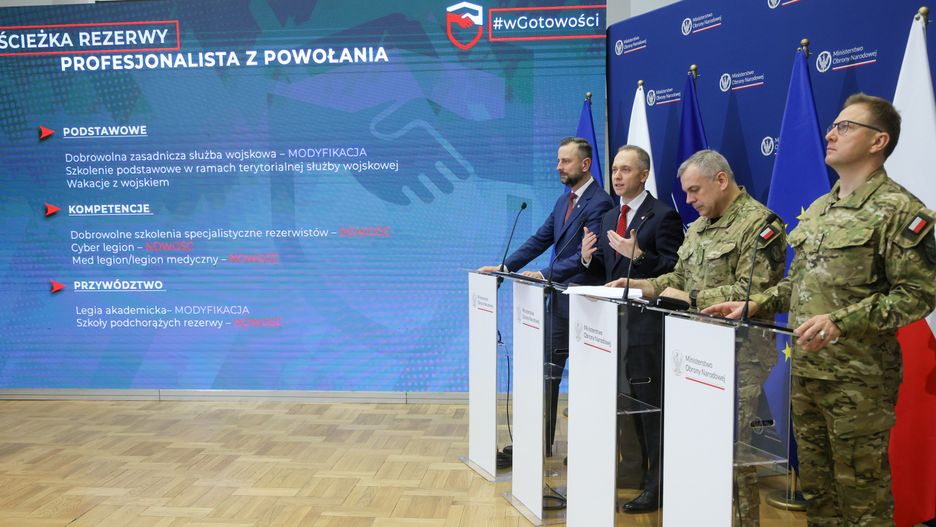 Warszawa, 06.11.2025. Wicepremier, szef MON Władysław Kosiniak-Kamysz (L), wiceminister obrony narodowej Cezary Tomczyk (2L), szef Sztabu Generalnego Wojska Polskiego gen. Wiesław Kukuła (2P) oraz dowódca Komponentu Wojsk Obrony Cyberprzestrzeni gen. dyw. Karol Molenda (P) na konferencji prasowej w siedzibie Sztabu Generalnego WP w Warszawie, 6 bm. Temat spotkania: inauguracja programu powszechnych, dobrowolnych szkoleń obronnych ph. "wGotowości". (amb) PAP/Rafał Guz