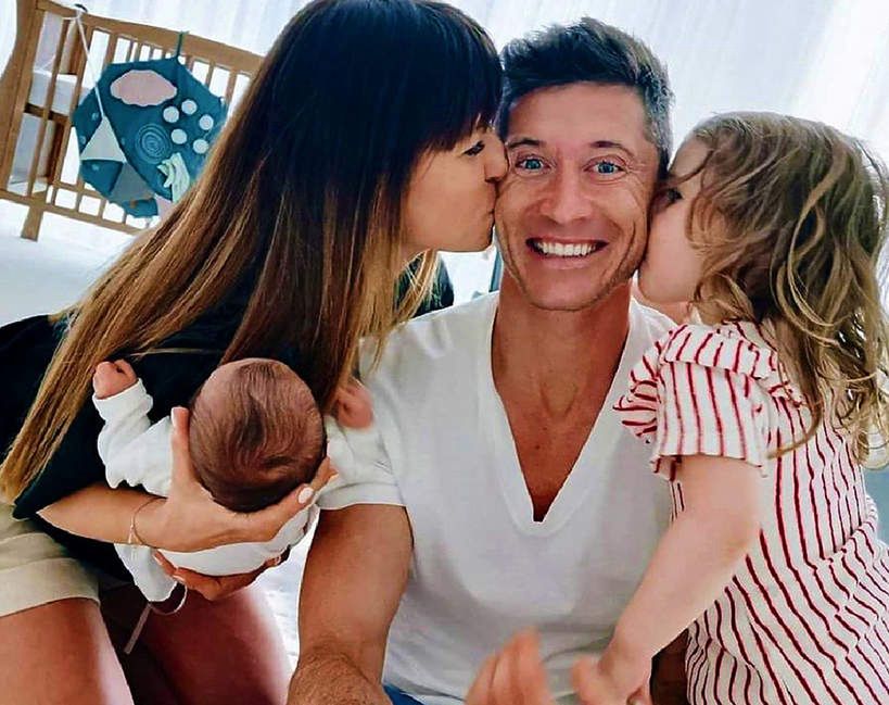 Anna i Robert Lewandowscy z córkami 