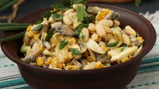 Tylko 4 składniki i majonez. Postaw tę sałatkę pieczarkową obok jarzynowej, a zniknie jako pierwsza