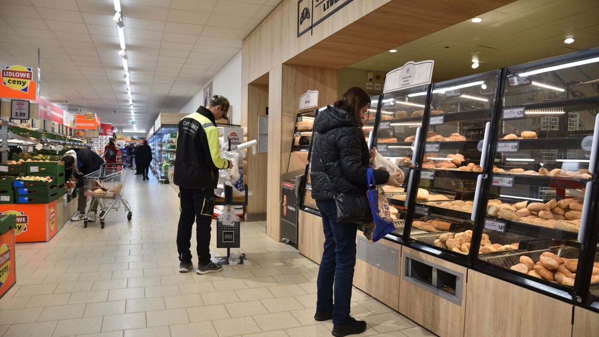 Stock Bart?omiej Magierowski
Fot. Bartlomiej Magierowski/East News. Wroclaw 19.03.2024. Dyskont spozywczy Lidl, klienci i pieczywo. Promocje wielkanocne.
Bartlomiej Magierowski