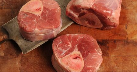 Surowa goleń tylna z cielęciny australijskiej z kością (samo mięso)