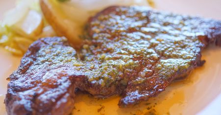 Grillowany udziec wołowy bez kości (mięso i tłuszcz)