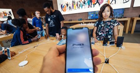 Nowe iPhone'y mają osiągnąć świetną sprzedaż. Klienci wybierają najdroższy model