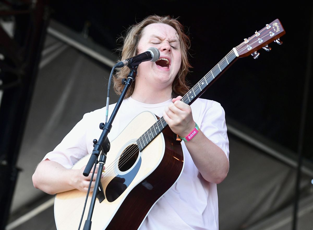 Lewis Capaldi cierpi na zespół Tourette'a