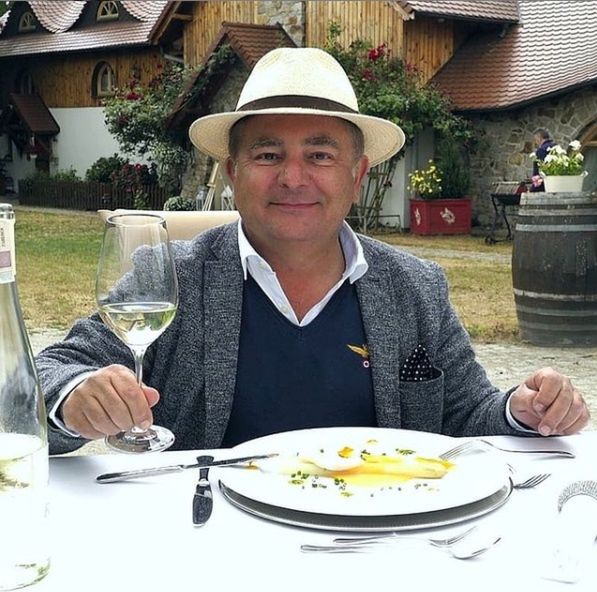 Robert Makłowicz pokazał się w bransoletce z napisem "J*bać PiS"
