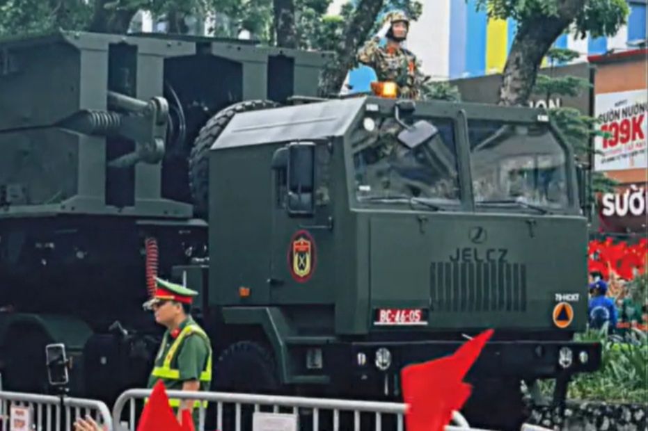 Polski Jelcz na ulicach Wietnamu. Pojawił się na paradzie