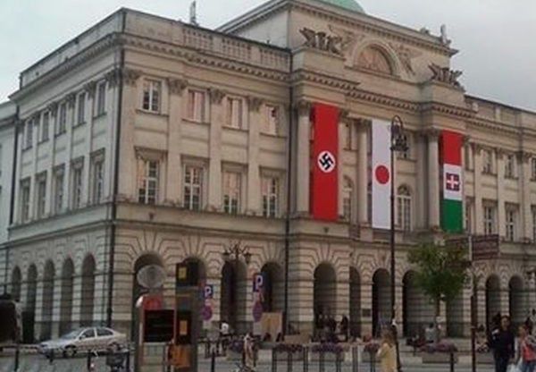 Nazistowska flaga zawisła na Krakowskim Przedmieściu