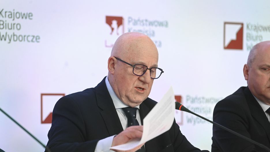 Sylwester Marciniak
Warszawa, 18.05.2025. Wybory prezydenta RP - I tura. Przewodnicz�cy Pa�stwowej Komisji Wyborczej Sylwester Marciniak podczas I konferencji PKW, 18 bm. w Warszawie. Rozpocz�o si� g�osowanie w I turze wybor�w prezydenta RP. Do jego zako�czenia obowi�zuje cisza wyborcza. (mr) PAP/Piotr Nowak
Piotr Nowak
g�osowanie, I, I tura, konferencja, pa�stwowa komisja wyborcza, pierwsza, pkw, prezydenckie, prezydenta rp, wybory