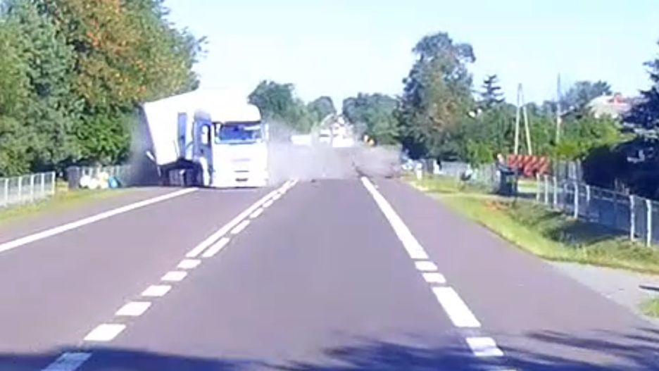 Tir zderzył się z osobówką. Policja pokazała nagranie