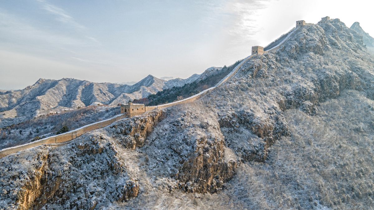 Zdjęcie dnia. Nie, to nie kadr z filmu fantasy. Tak wygląda Wielki Mur Chiński w śniegu 1