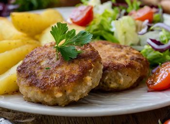 Kruszę widelcem, a potem dodaję do mięsa mielonego. Kotlety są soczyste i wyjątkowo pyszne