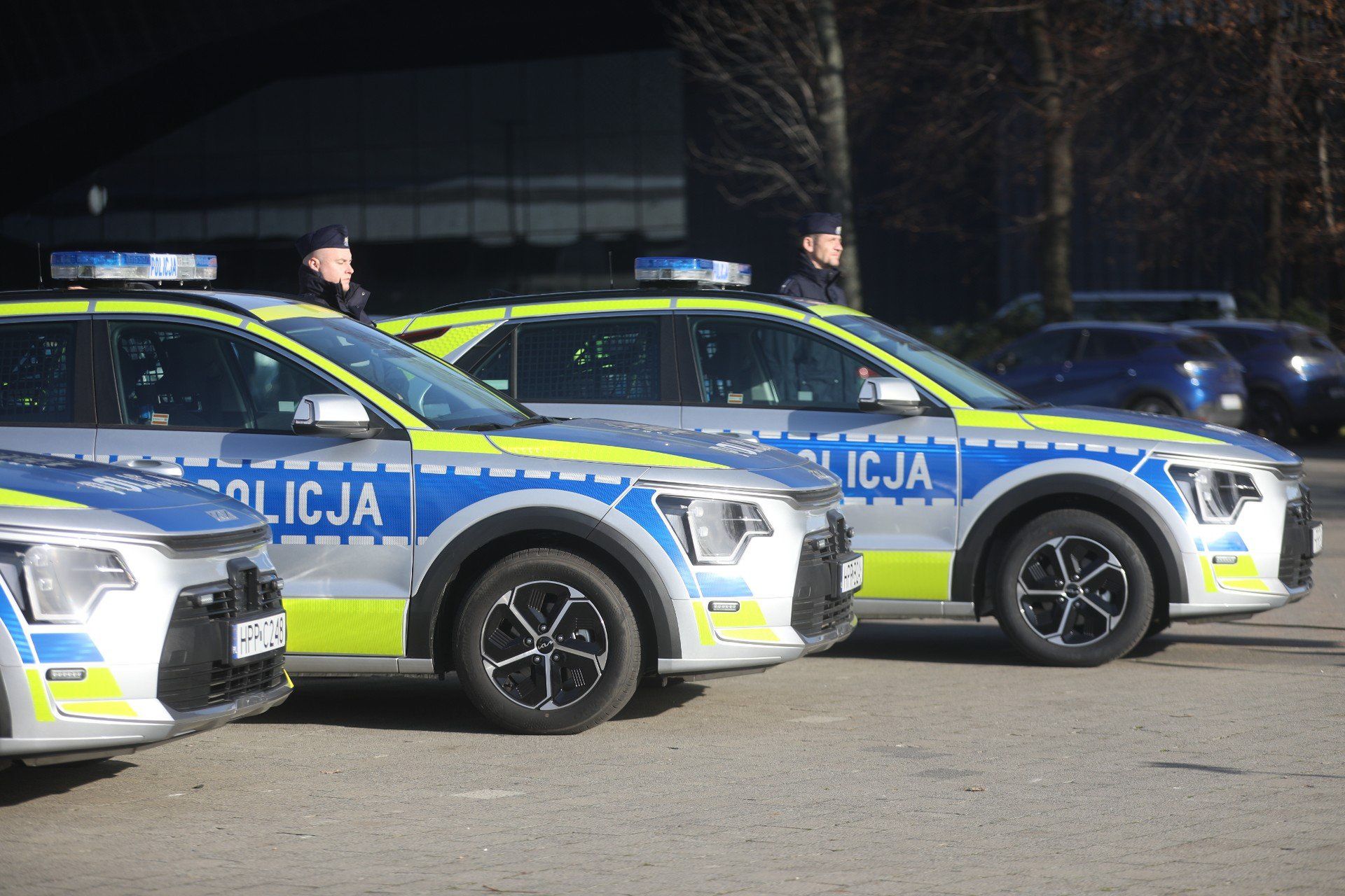 Nowe radiowozy dla śląskiej policji. 72 hybrydowe Kia Niro trafiły do funkcjonariuszy. Uroczyste przekazanie pod Spodkiem