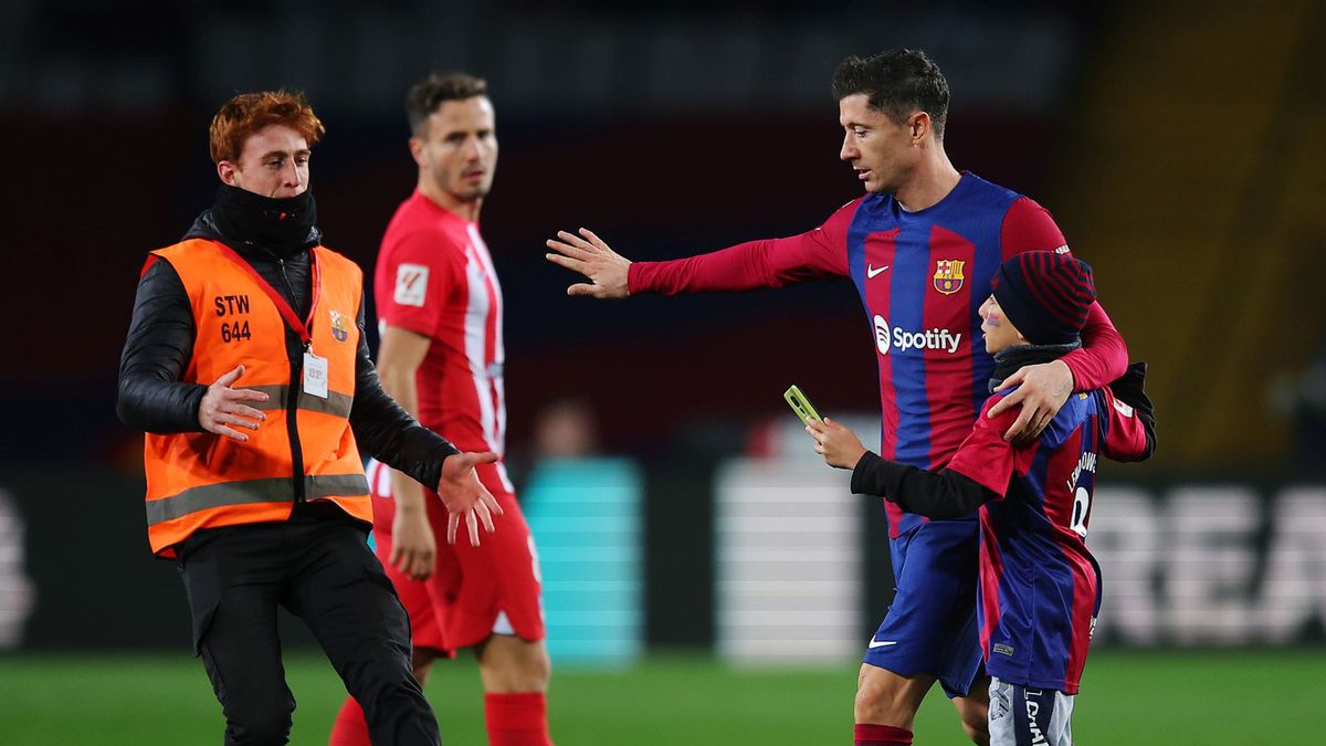 Getty Images / ERIC ALONSO / Na zdjęciu: Robert Lewandowski i młody kibic