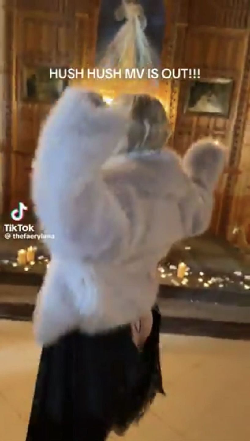 Luna tańczy z gołą pupą przed obrazem z wizerunkiem Jezusa