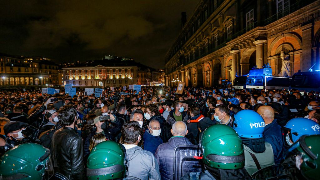 Getty Images / Na zdjęciu: policja w Neapolu