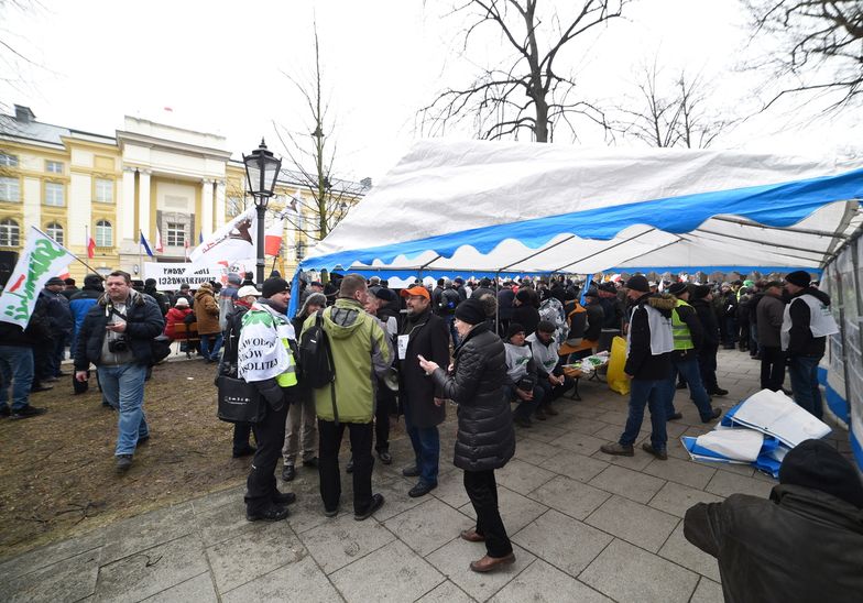 Rolnicy rozbili przed KPRM "zielone miasteczko"