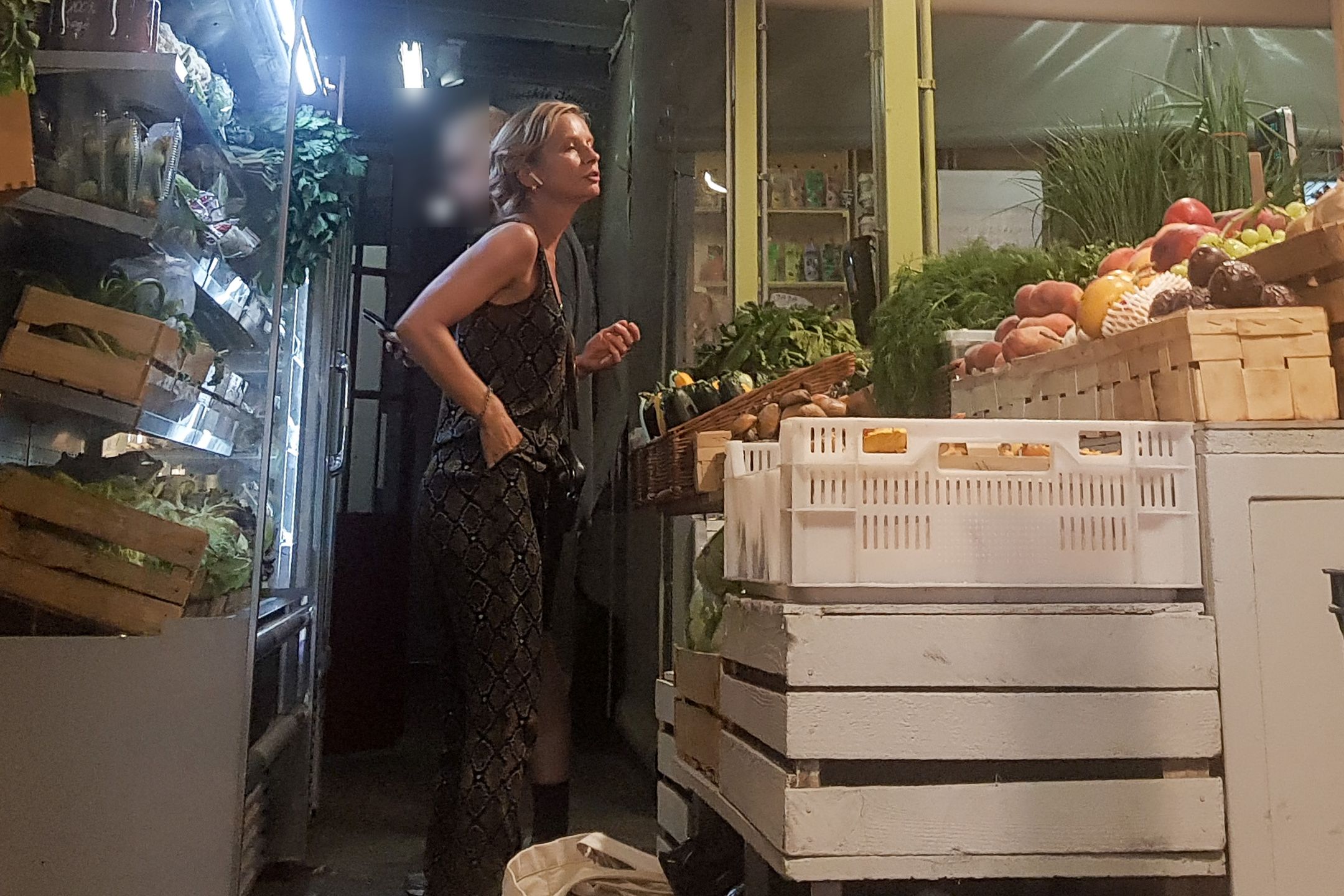 Magdalena Cielecka buszuje na bazarku
Fot. Pudelek Exclusive