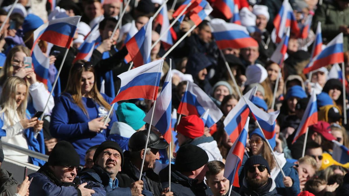 Getty Images / Contributor / Na zdjęciu: Rosjanie z flagami na Stadionie Łużniki podczas propagandowego przemówienia Putina