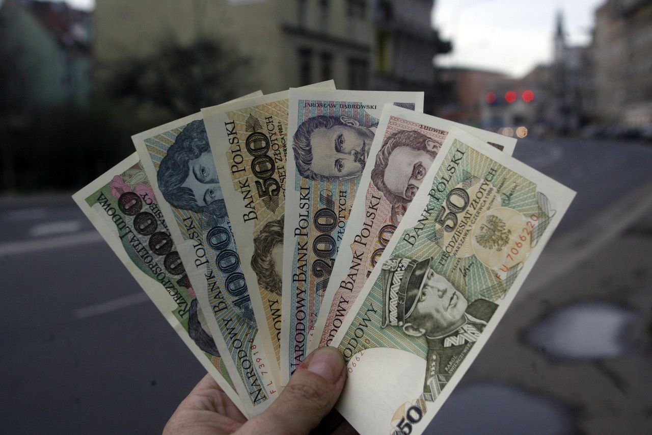 Pieniądze z PRL poszukiwane przez kolekcjonerów. Tyle kosztują stare banknoty i monety. Oto ceny i zdjęcia