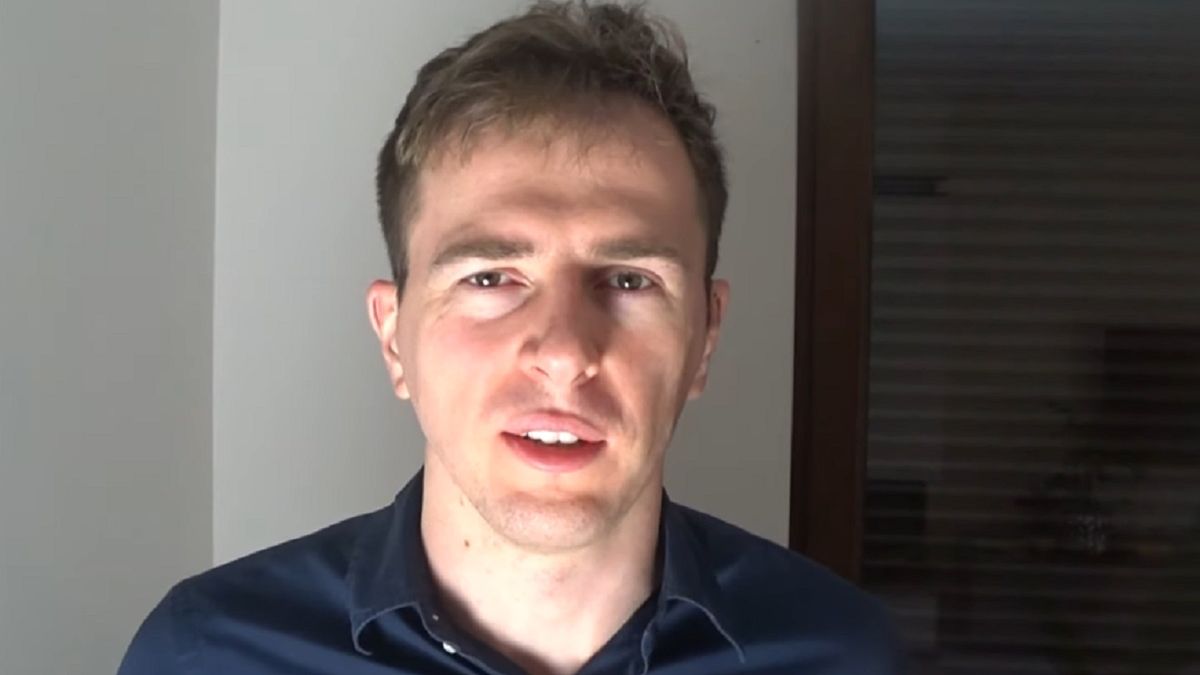 Każe czekać połamanym Polakom na zabieg. Tłumaczy, dlaczego tyle to trwa