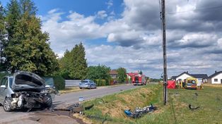 Motocyklista zginął po zderzeniu z osobowym volkswagenem. Kierująca autem wymusiła pierwszeństwo