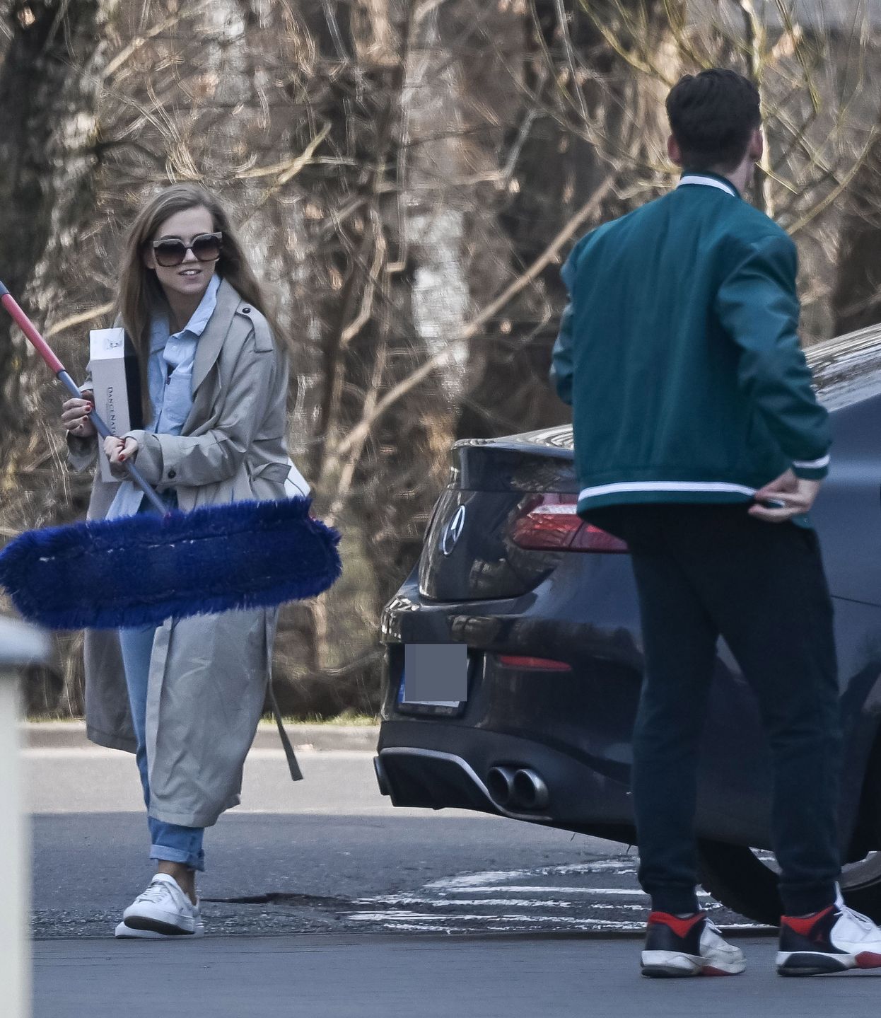 Agnieszka Kaczorowska pędzi z mopem na trening do "TzG"