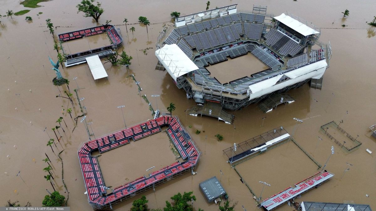 Zdjęcie okładkowe artykułu: East News / Francisco ROBLES / AFP / Na zdjęciu: zalane korty w Acapulco