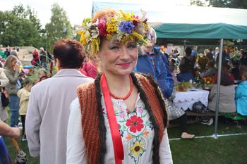 Wygiełzów: Pogoda nie straszna miłośnikom folkloru. Odpustu "pod Czerwoną Jarzębiną" przyciągnął tłumy