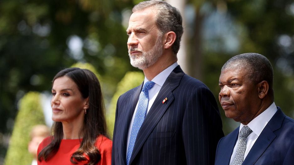 Spanish royals visit Angola
epa10454777 Angolan President Joao Lourenco (2-R) and First Lady Ana Dias Lourenco (R) pose with Spain's King Felipe VI (2-L) and Queen Letizia (L) on the last day of the Spanish royal couple's visit in Luanda, Angola, 08 February 2023. The Spanish royals were on a three-day official visit to Angola.  EPA/AMPE ROGERIO 
Dostawca: PAP/EPA.
AMPE ROGERIO