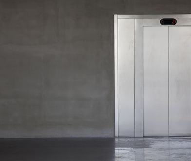 Winda spadła z trzeciego piętra. Policja o szczegółach