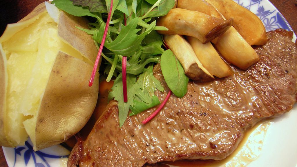 Duszone steki z łopatki wołowej bez kości (samo mięso)