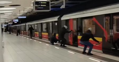 Bulwersujące sceny na stacji metra w Warszawie. "Akcja" trwała 5 minut