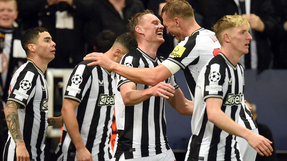 Gracze Newcastle United cieszą się ze strzelenia goli piłkarzom PSG