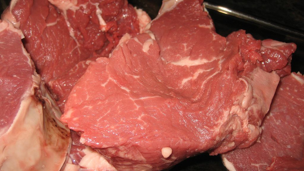 Surowy rostbratel wołowy bez kości (samo mięso)